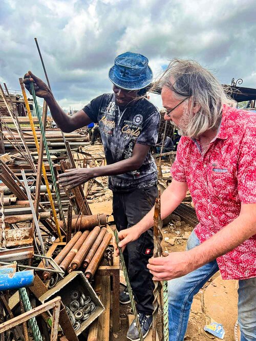 Raymond Chataira und Bernd Hendl beim Schrotteinkaufen in Mbare/Harare
