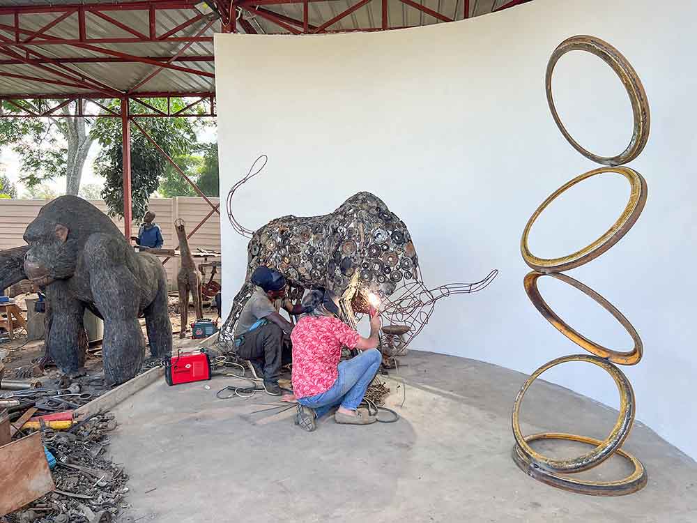 Raymond Chataira und Bernd Hendl beim Schweissen an einer Metallskulptur