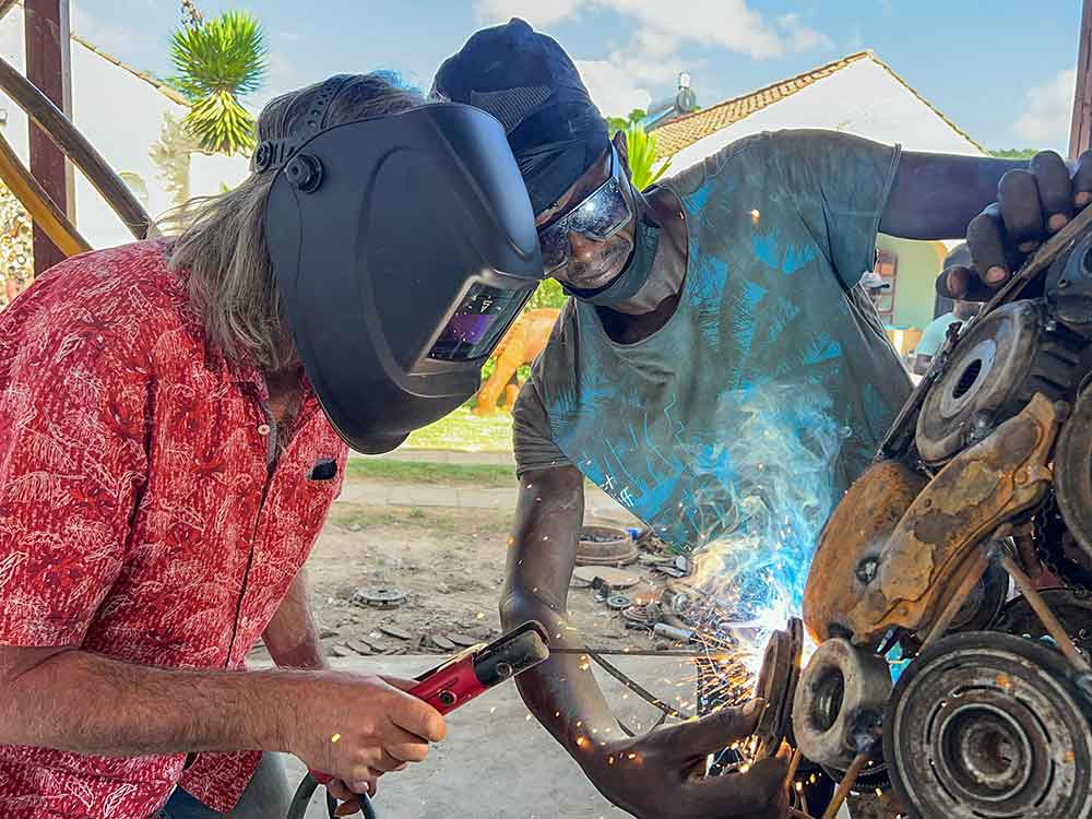 Raymond Chataira und Bernd Hendl beim Schweissen an einer Metallskulptur Raymond Chataira und Bernd Hendl beim Schweissen an einer Metallskulptur